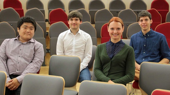 Vier junge Leute sitzen im Musikschulsaal. © NDR Foto: Kristien Daled