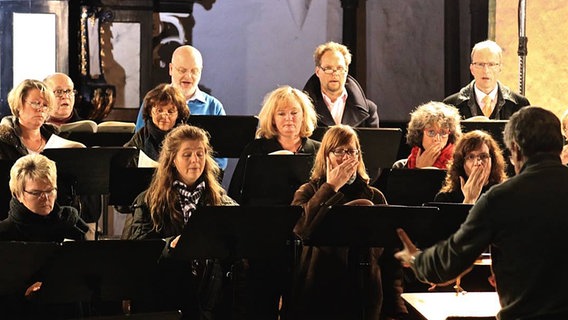Probenszene: Sängerinnen halten sich die Hand vor den Mund. © NDR Foto: Thomas Becker