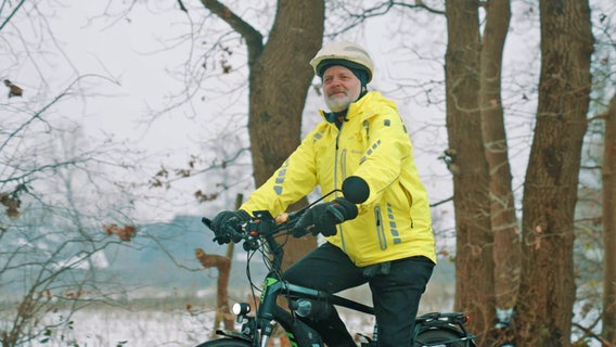 Joachim Duske, Tenor beim NDR Vokalensemble, auf dem Fahrrad © NDR Foto: Screenshot