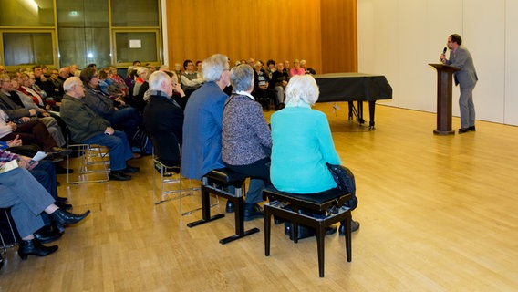 Einführung im Gemeindesaal St. Nikolai. © NDR Foto: Claudia Timmann