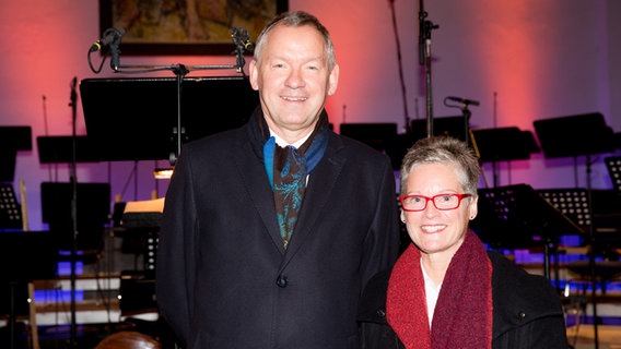 Lutz Marmor und Marita Prohmann vor dem Altarraum in St. Nikolai © NDR Foto: Claudia Timmann