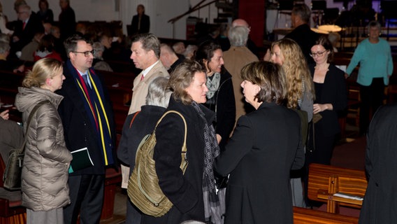 Menschen sammeln sich vor dem Konzert im Kirchenraum von St. Nikolai, Hamburg. © NDR Foto: Claudia Timmann