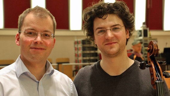 Philipp Ahmann (l.) und Gabriel Schwabe. © NDR Foto: K. Daled