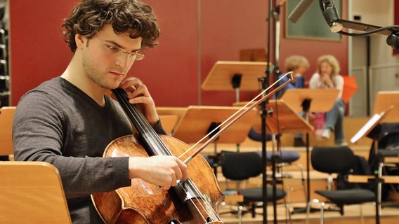Cellist Gabriel Schwabe beim Spiel. © NDR Foto: K. Daled
