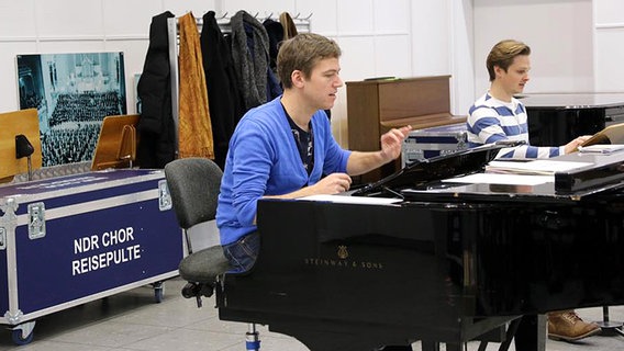 Probenraum, Mann am Klavier, daneben Mann mit Noten. © NDR Foto: Kristien Daled