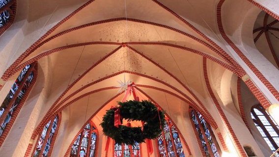 Adventskranz in der Marienkirche Winsen. © NDR Foto: Kristien Daled