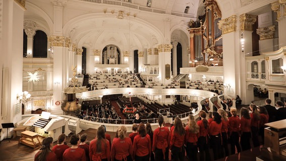 Der Mädchenchor Hamburg und der Neue Knabenchor Hamburg treten gemeinsam im Hamburger Michel auf. © NDR/Marcus Krüger Foto: NDR/Marcus Krüger