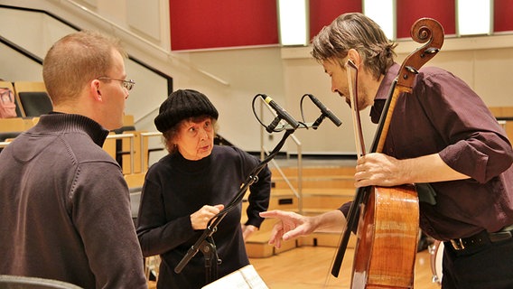 Probensituation: Philipp Ahmann, Sofia Gubaidulina und Cellist Ivan Monighetti im Gespräch © NDR Foto: Kristien Daled
