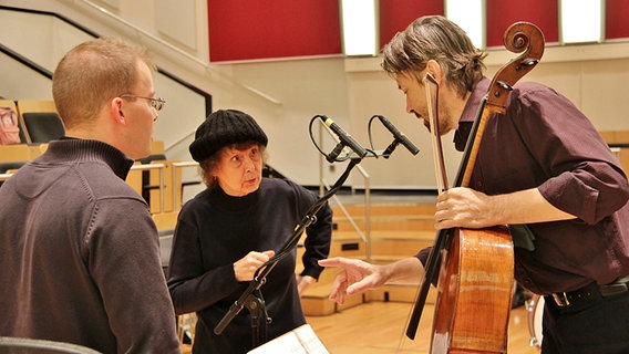 Probensituation: Philipp Ahmann, Sofia Gubaidulina und Cellist Ivan Monighetti im Gespräch © NDR Foto: Kristien Daled