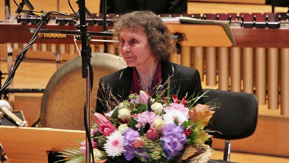 Komponistin Sofia Gubaidulina mit Blumenstrauß beim Schlussapplaus © NDR Foto: Kristien Daled