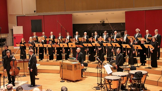Konzertszene: Auftrittsapplaus für Chor, Solisten und Dirigent © NDR Foto: Kristien Daled