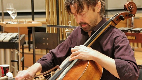 Cellist Ivan Monighetti spielt in der Probe © NDR Foto: Kristien Daled