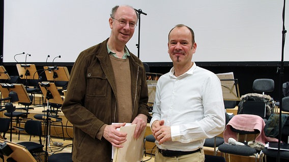 James Wood und Frank Strobel vor einer leeren Probebühne © NDR Chor Foto: Kristien Daled