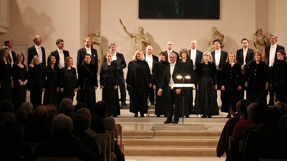 Applausszene: Der NDR Chor und Marcus Creed beim Gastkonzert in Hannover © NDR Chor Foto: Barbara Rotering