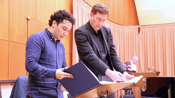 Probenszene: Andrés Orozco-Estrada und Robert Blank über die Partitur gebeugt © NDR Chor Foto: Kristien Daled