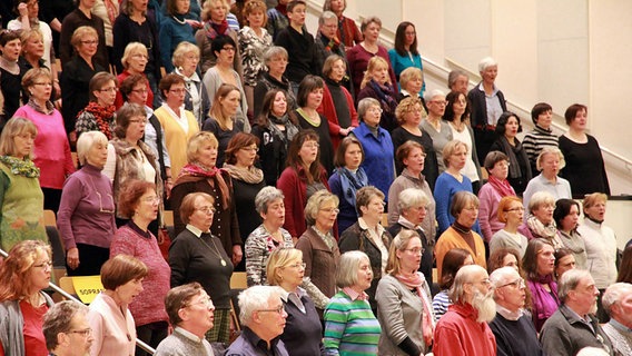 Probenszene: Blick auf die versammelten Gastsänger: die Soprane (vorne einige Bässe) © NDR Chor Foto: Kristien Daled