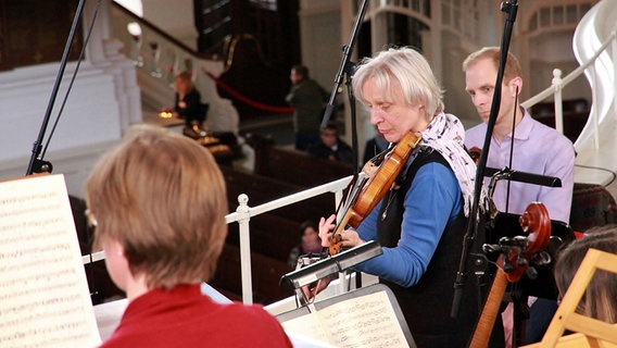 Probenszene aus dem Michel: Blick auf die Geige spielende Ingeborg Scherrer © NDR Chor Foto: Kristien Daled
