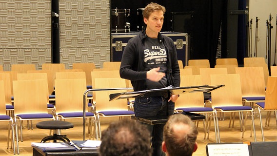 Florian Helgarth in der Probe im Studio des NDR © NDR Chor Foto: Kristien Daled