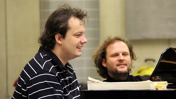 Probenszene: Andris Nelsons und David Marlow am Flügel © NDR Chor Foto: Kristien Daled