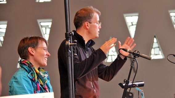 Tonmeisterin Karola Perry und Dirigent Philipp Ahmann nebeneinander während einer Probe © NDR Chor Foto: Kristien Daled