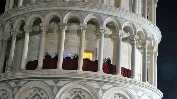 Bläserensemble auf der Galerie des Schiefen Turms von Pisa © NDR Chor 