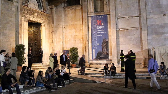 Eingangsbereich des Doms von Pisa mit Konzertgängern © NDR Chor 