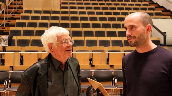 Helmuth Rilling und Dávid Csizmár im Gespräch im Rolf-Liebermann-Studio © NDR Chor Foto: Kristien Daled