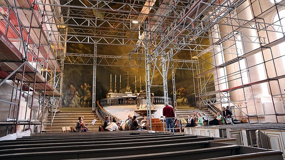 Die eingerüstete Stadtkirche in Ludwigslust: Blick zum Altar © NDR Chor Foto: Kristien Daled