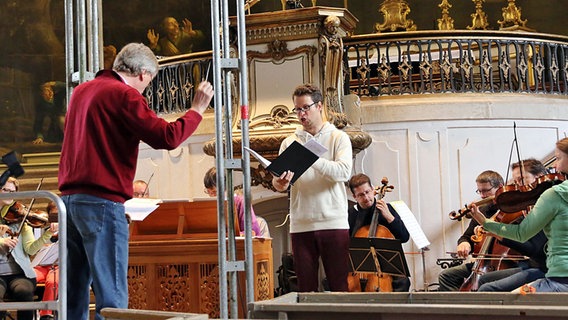 Probenszene: Johannes Moesus, Nikolay Borchev und das Mecklenburgische Barockorchester proben in der Stadtkirche Ludwigslust © NDR Chor Foto: Kristien Daled