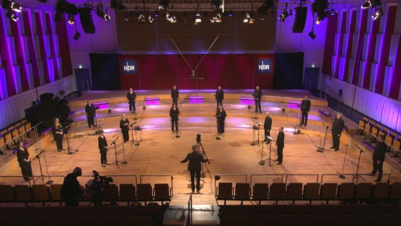 Der NDR Chor singt im Rolf-Liebermann-Studio englische Meister - "O give Thanks". © NDR Chor Foto: Screenshot
