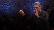 Screenshot: Klaas Stok, Chefdirigent des NDR Vokalensembles dirigiert in der Elbphilharmonie. © NDR Foto: Screenshot