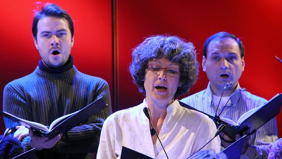 Zwei Sänger und eine Sängerin des NDR Chors während des Familienkonzerts © Kristien Daled 