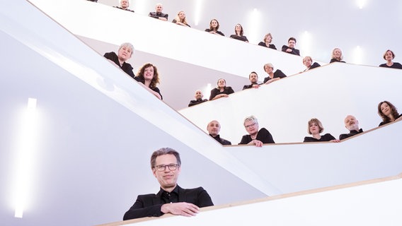 Ensemblefoto: der NDR Chor im Treppenhaus der Elbphilharmonie Hamburg © NDR Foto: Peter Hundert
