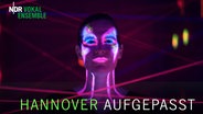 Screenshot: Catherina Witting vom NDR Vokalensemble im UV-Licht © NDR Foto: Screenshot