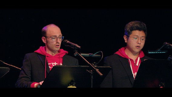 Konzertszene: Andreas Heinemeyer und Heejun Kang vom NDR Vokalensemble beim voiceXchange-Konzert #4 © NDR Foto: Screenshot
