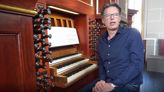 Screenshot: Klaas Stok, Chefdirigent des NDR Chores, an einer Kirchenorgel © NDR Foto: Screenshot