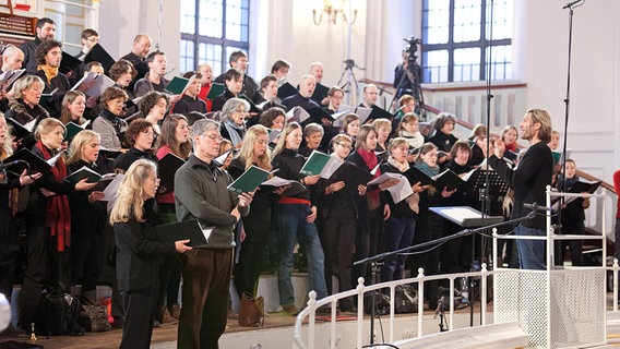 Eric Whitacre leitet die Chorprobe auf der Empore des Michels © NDR Foto: Dirk Uhlenbrock