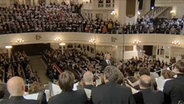 Eric Whitacre dirigiert die versammelten Chöre beim Mitsingkonzert SINGING! 2012 im Hamburger Michel © NDR 