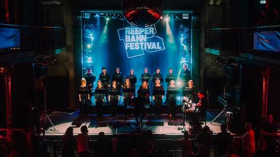 NDR Vokalensemble mit Elektrokünstler Stimming beim Konzert (Reeperbahn Festival 2023) © NDR / David Lössl 