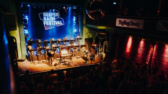 NDR Vokalensemble mit Elektrokünstler Stimming beim Konzert (Reeperbahn Festival 2023) © NDR / David Lössl 