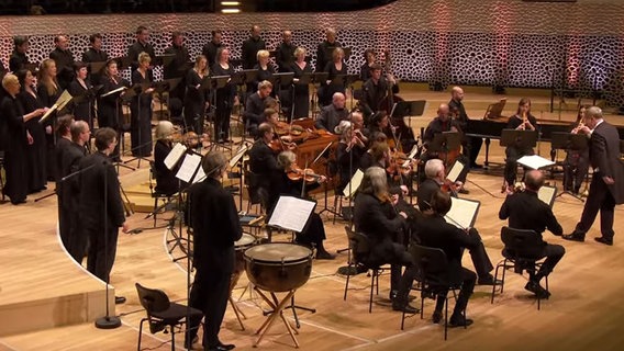 Screenshot: Julian Prégardien, die Akademie für Alte Musik Berlin und das NDR Vokalensemble beim Konzert in der Elbphilharmonie © Arte Concert Foto: Arte Concert
