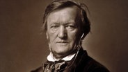 Montage: Richard Wagner im Schwarz-weiß-Porträt mit In-Ear-Kopfhörern © picture-alliance / akg-images | akg-images 