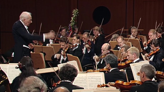 Screenshot: Günter Wand dirigiert das damalige NDR Sinfonieorchester (jetzt NDR Elbphilharmonie Orchester). © ZDF 