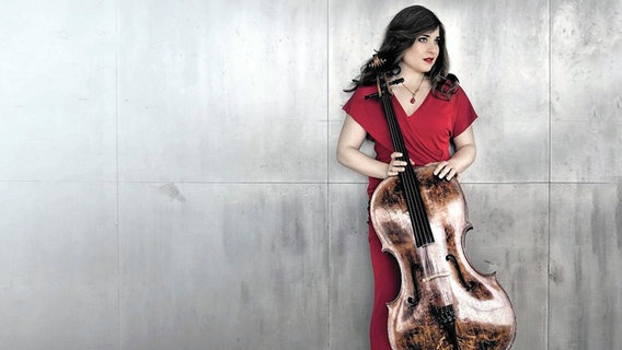 Porträt vor einer Betonwand: Cellistin Alisa Weilerstein © Harald Hoffmann 