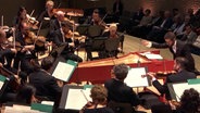 Screenshot: Omer Meir Wellber dirigiert das NDR Elbphilharmonie Orchester. © NDR 