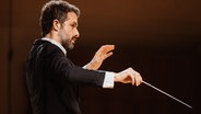 Dirigent Omer Meir Wellber mit Taktstock im Profil © PR² classic/Luca Pezzani Foto: Luca Pezzani