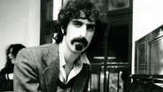 Schwarz-weiß-Porträt: Frank Zappa am Klavier © Picture Alliance Foto: Keystone