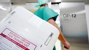Eine Organspendebox mit der Aufschrift "Human organ for transplant". © dpa-Bildfunk Foto: Soeren Stache