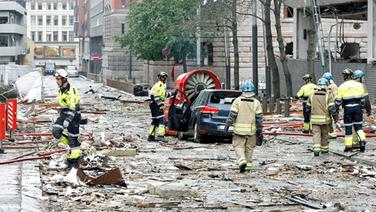 Trümmerteile liegen nach einem Anschlag auf einer Straße in Oslo. © picture alliance / dpa Foto: Berit Roald