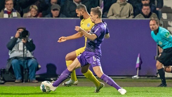 Cebio Soukou (l., Arminia Bielefeld) und Moritz Heyer (VfL Osnabrück) © imago images/foto2press 